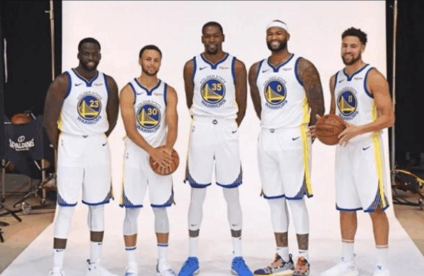 惨成“受害者”！詹姆斯撒镁粉，旁边的八村被撒一脸（詹姆斯撒镁粉闹乌龙，身旁的八村塁被糊了一脸粉）