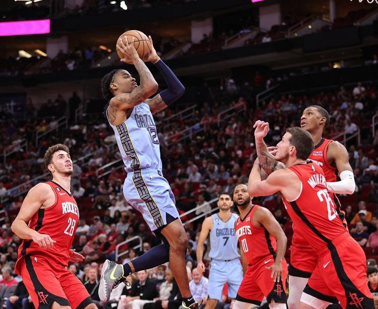 热那亚2-1萨索洛，厄斯蒂高破门，马利诺夫斯基建功（厄斯蒂高、马利诺夫斯基相继进球，热那亚2-1击败萨索洛）