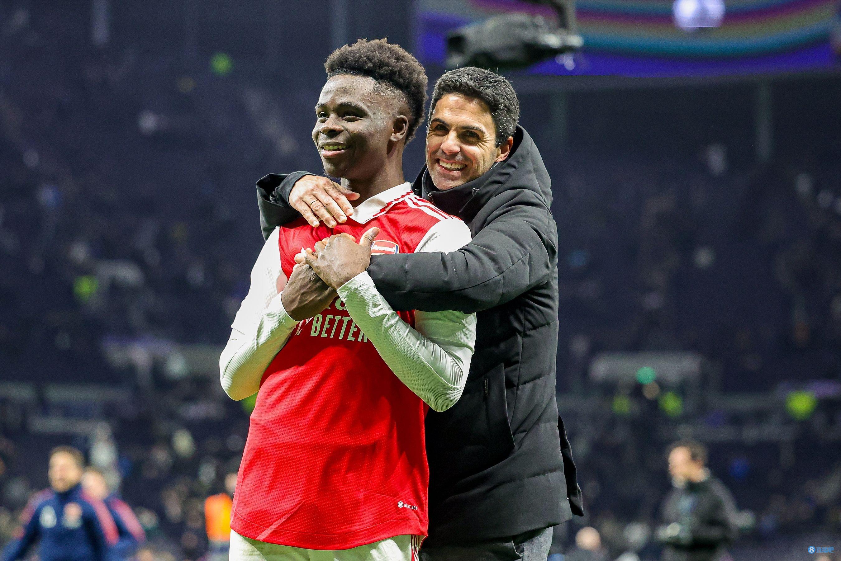 2025届双星！76人官媒晒出弗拉格与埃奇库姆交换球衣合影（2025届双子星同框！76人官媒发布弗拉格与埃奇库姆互换球衣合照）