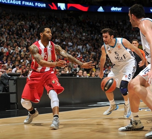 场均20.5分6.6篮板！恩比德因右膝伤势今日缺战尼克斯（恩比德右膝伤势今日缺席尼克斯之战，场均20.5分6.6篮板）