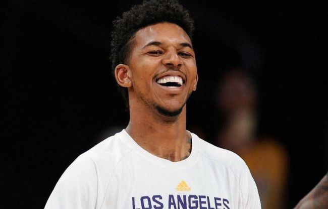 萨顿：曼联有几名球员因非洲杯缺席，本轮英超我看好纽卡斯尔获胜（萨顿：非洲杯致曼联多人缺阵，本轮英超更看好纽卡取胜）