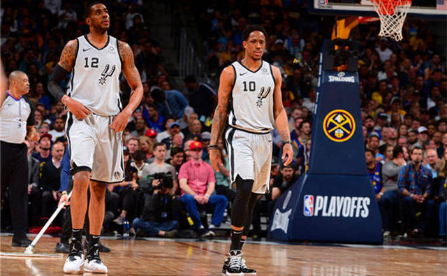 大罗与阿尔卡拉斯切磋网球，还赠送其签名巴西球衣（大罗与阿尔卡拉斯打网球，亲赠签名巴西球衣）