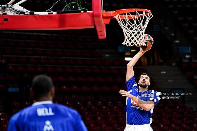 世体：巴萨凌晨抵达西班牙，为让球员休息弗里克取消次日训练（世体：巴萨凌晨返西班牙，弗里克为球员休整取消明日训练）