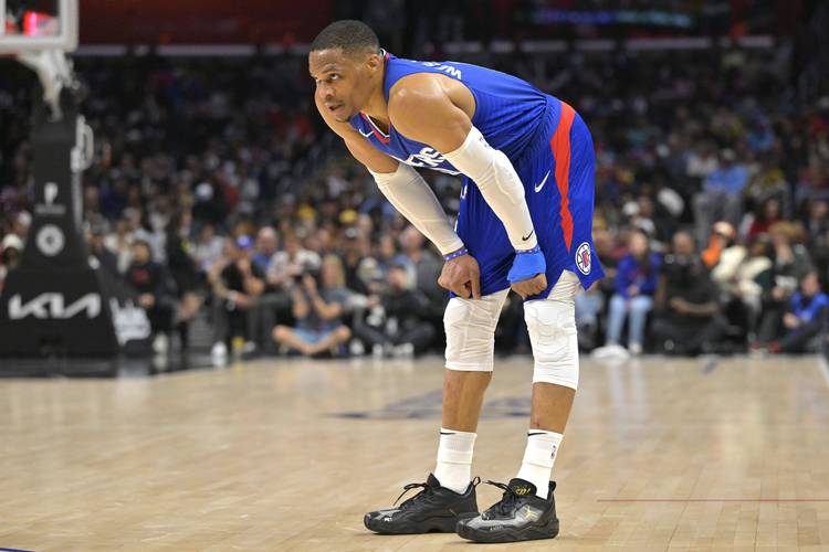 马刺队发挥神勇，连续二次进攻三分命中，成功扩大领先优势（马刺火力全开，连中两记三分，进一步扩大领先优势）