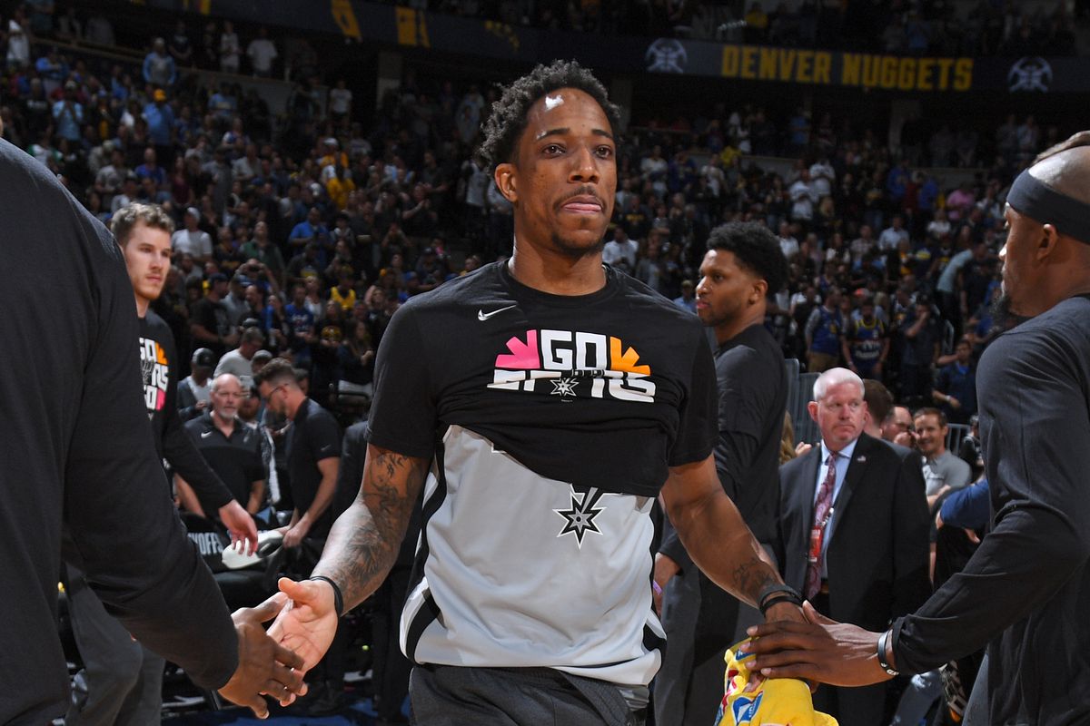 他不吼不叫，却掌控全场（不动声色，却镇住全场）