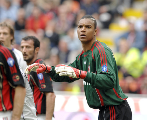 斯普利特：我们正在练习不同的防守策略，大家精神状态都很好（斯普利特：多样化防守战术演练进行中，球队士气高昂）