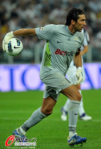 ATP年终总决赛：阿尔卡拉斯2-1逆转，基本锁定出线权，辛纳急了！（ATP年终总决赛：阿尔卡拉斯2-1翻盘，出线几乎锁定，辛纳显得着急）